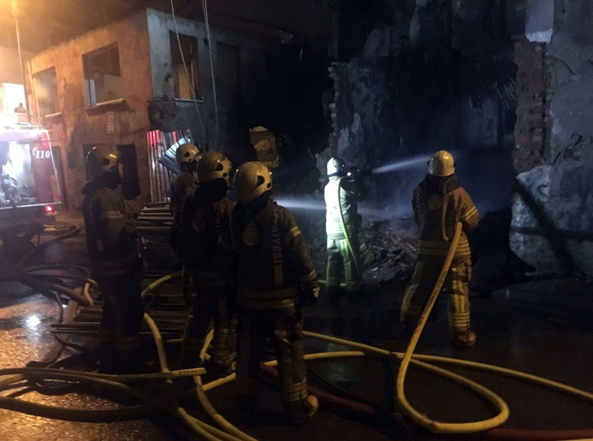 Metruk Bina Alevlere Teslim Oldu, Yürekler Ağızlara Geldi