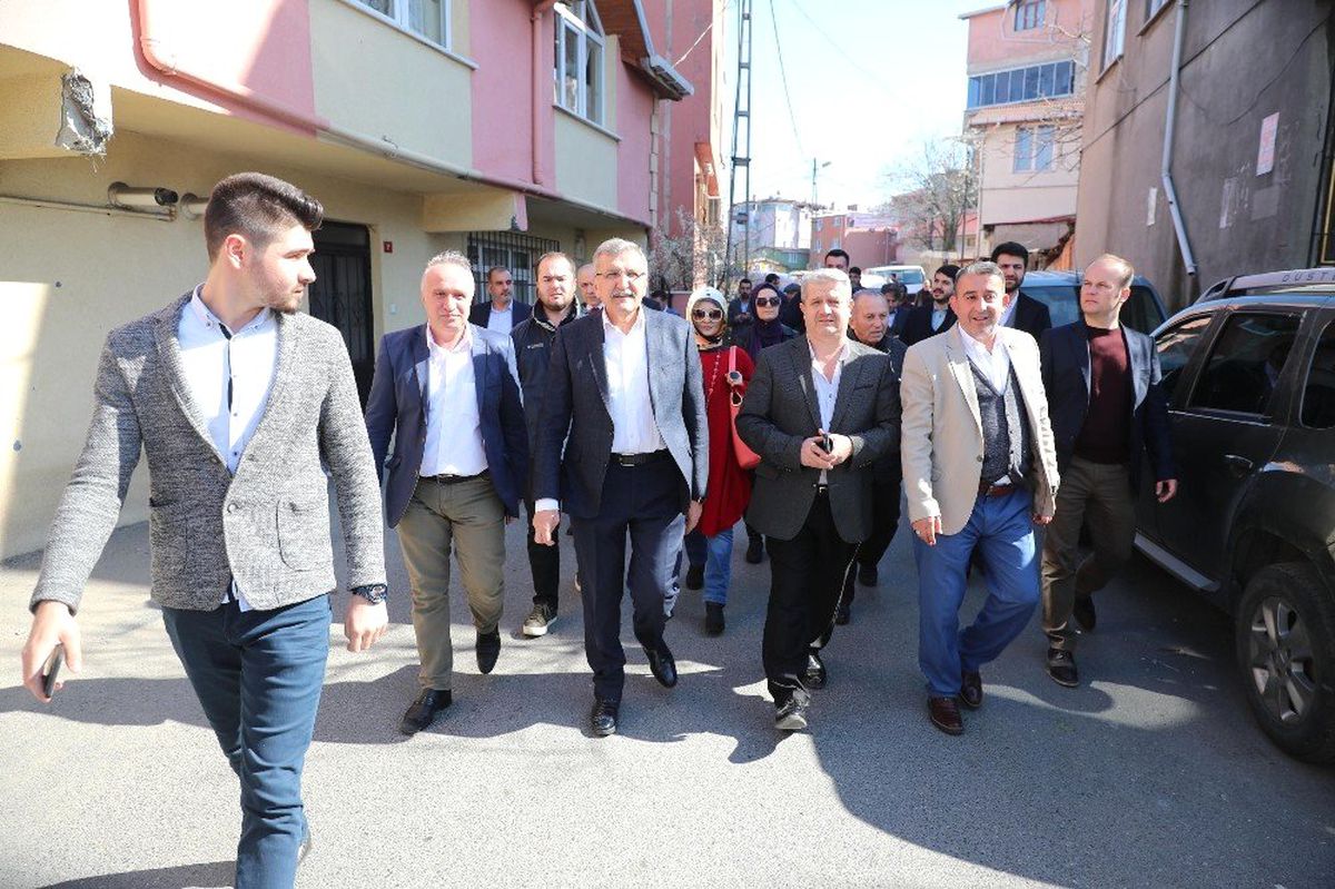Murat Aydın\'dan Yaşlı Adamın Sorusuna "Tayyip Erdoğan\'ın Partisindenim" Göndermesi