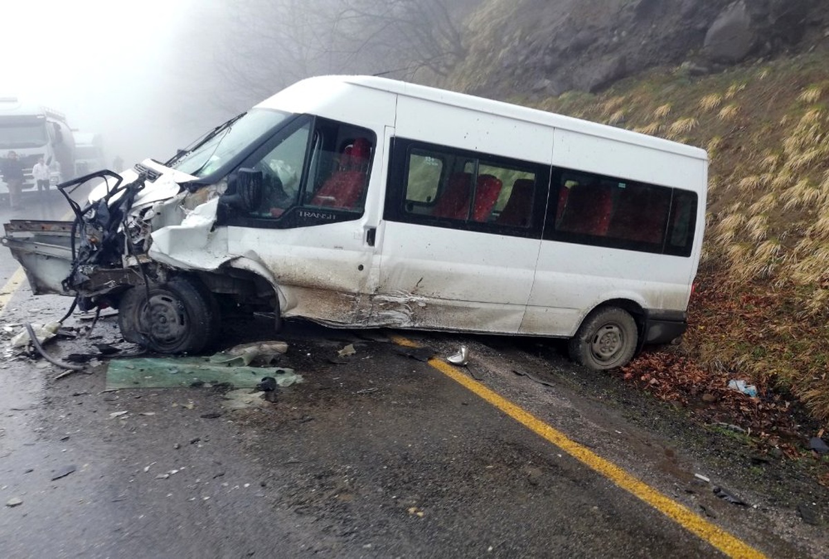 Öğrenci Servisi ile Otomobil Çarpıştı: 2 Ölü, 4 Yaralı