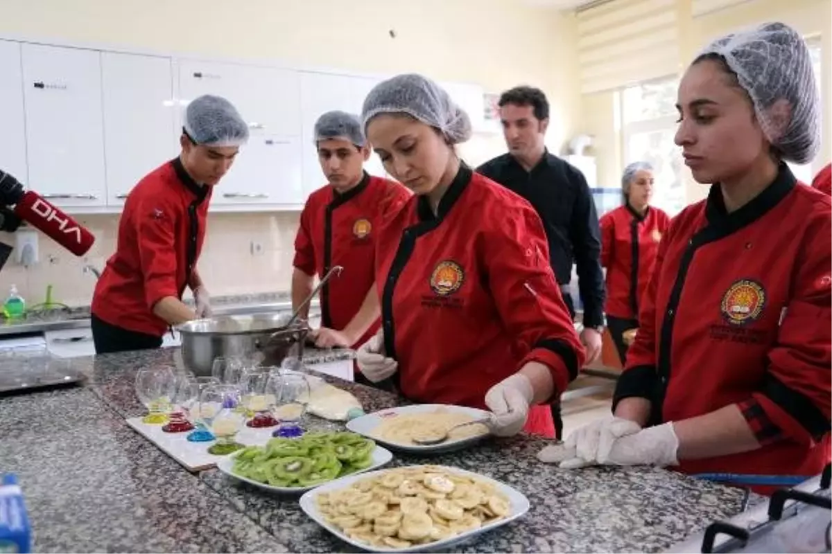 Öğrenciler, Çölyak Hastaları İçin Pasta ve Tatlı Yapıyor