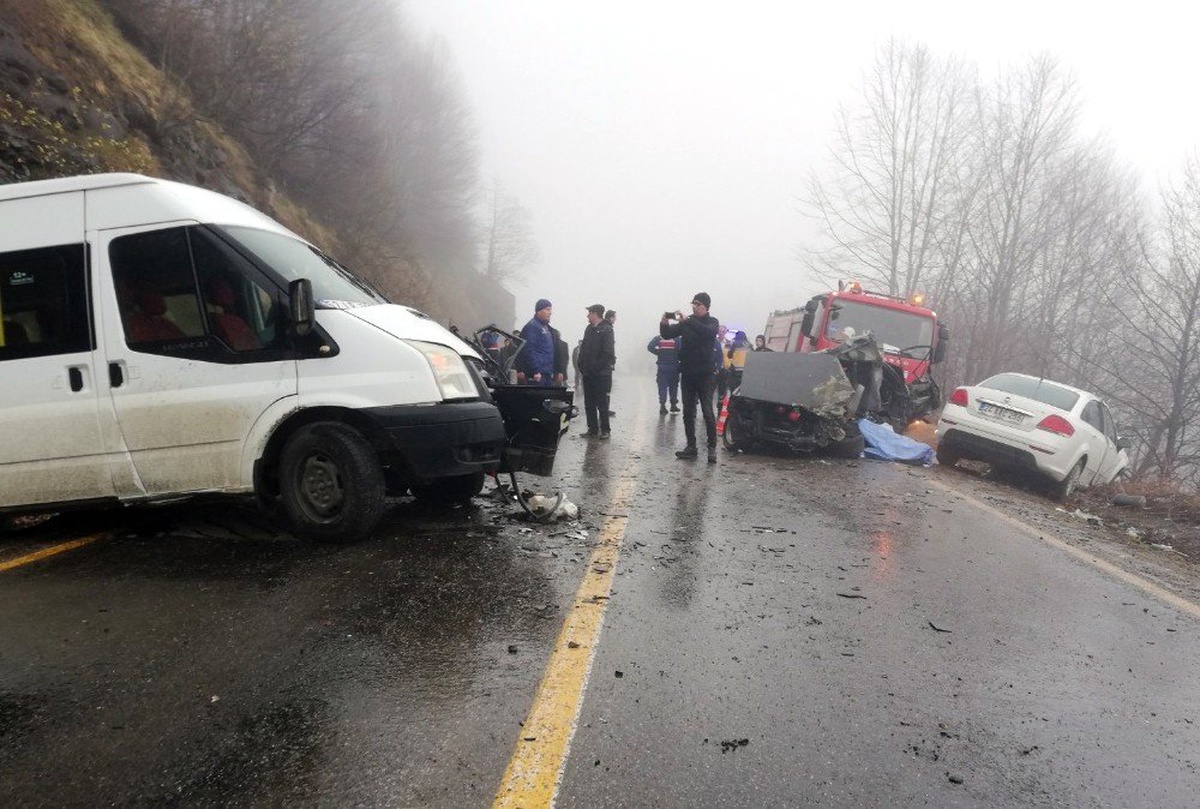 Ordu\'da Öğrenci Servisi ile Otomobil Çarpıştı: 2 Ölü, 4 Yaralı