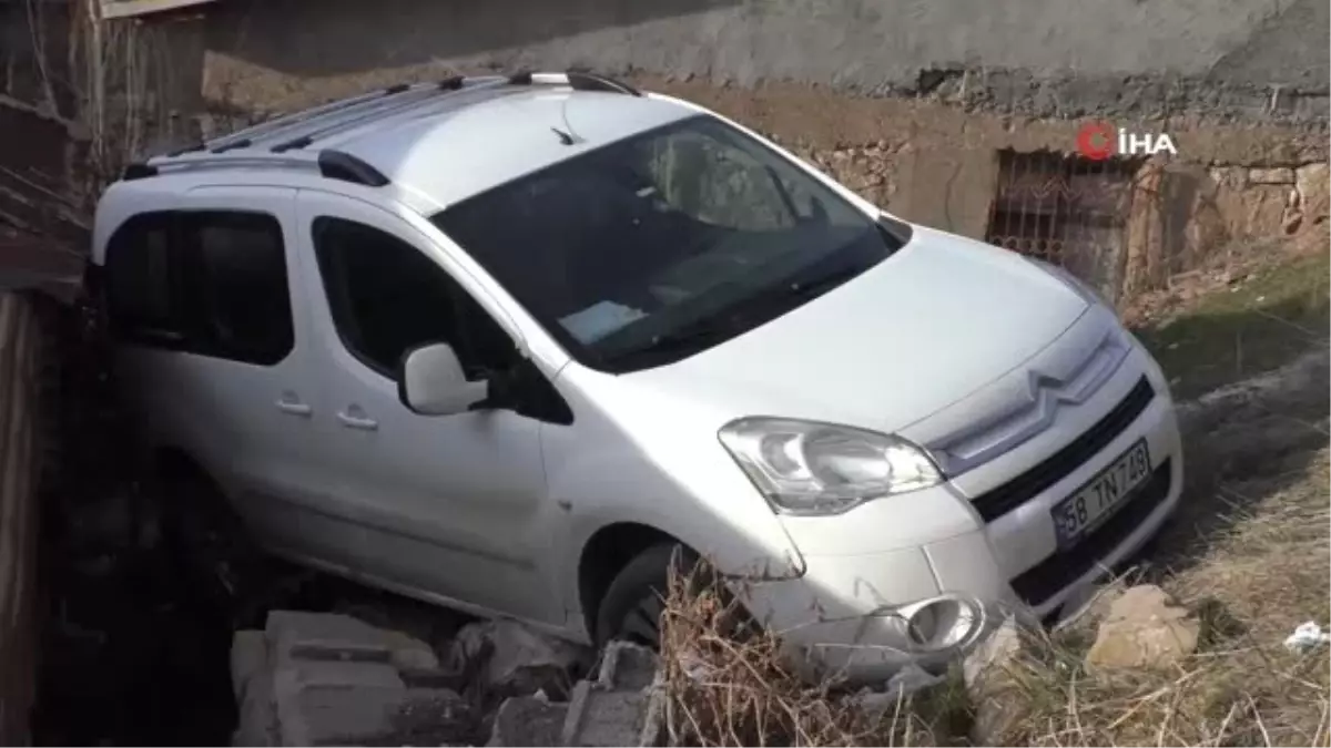 Otomobil Evin Bahçesine Uçtu... Sürücü Kaza Yerini Terk Edip, Eşini Çağırdı