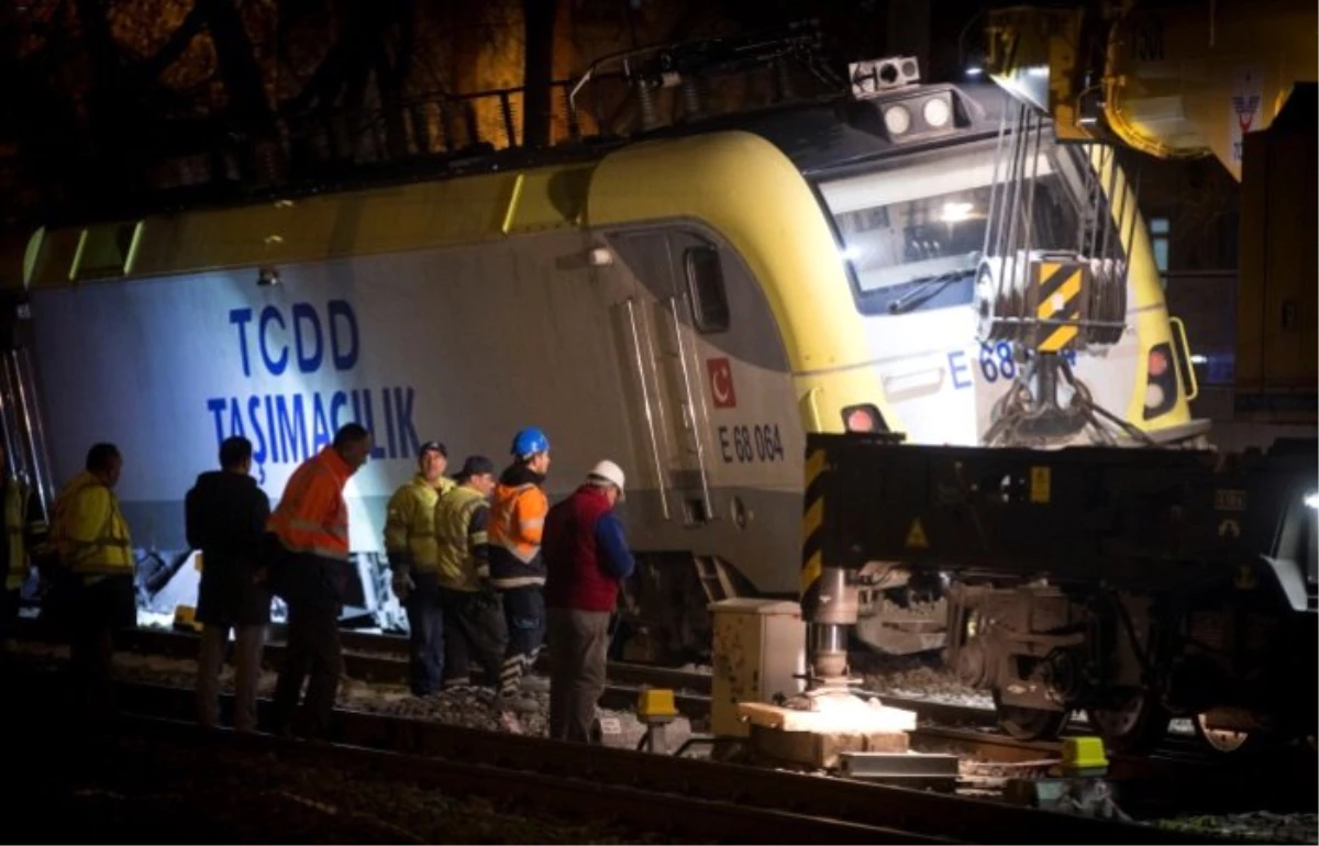 Raydan çıkan tren kaldırıldı, makinistler serbest bırakıldı