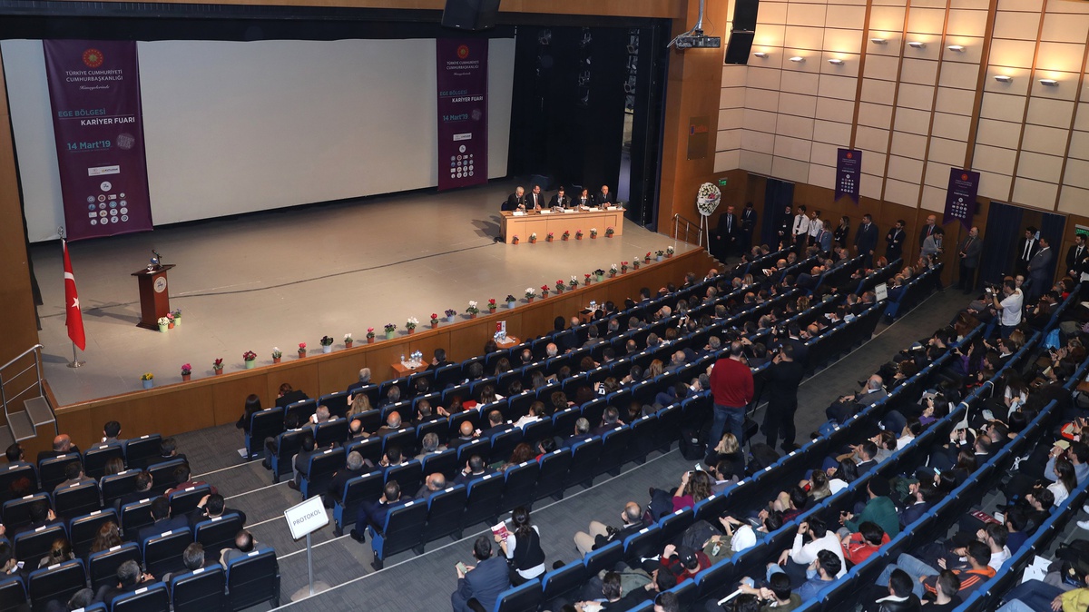 Reel Sektör Ege Bölgesi Kariyer Fuarında Öğrenciyle Buluştu
