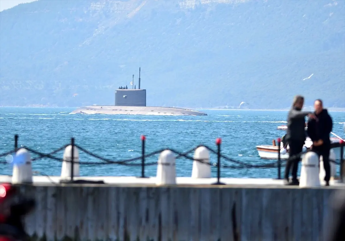 Rus Denizaltısı Çanakkale Boğazı\'ndan Geçti