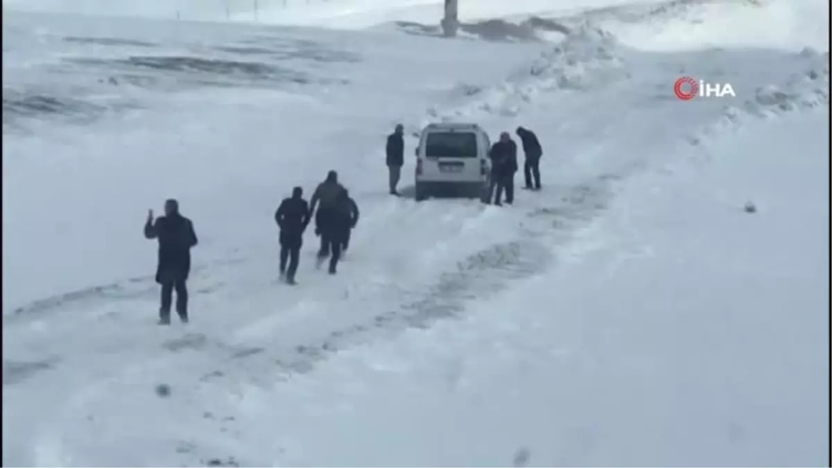 Sarıkamış Beyaza Büründü, Araçlar Yolda Kaldı