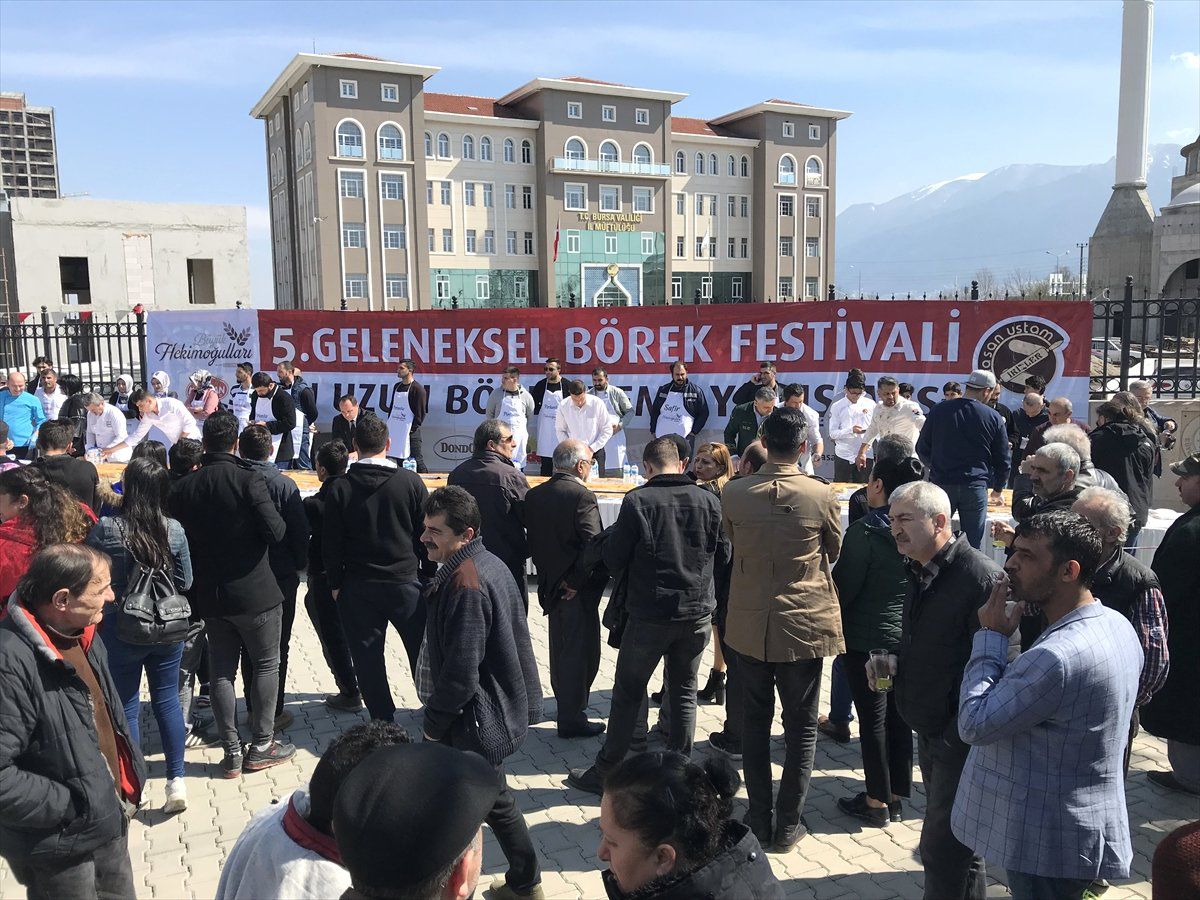 10 Dakikada 10 Metre Uzunluğunda Kol Böreği Yedi
