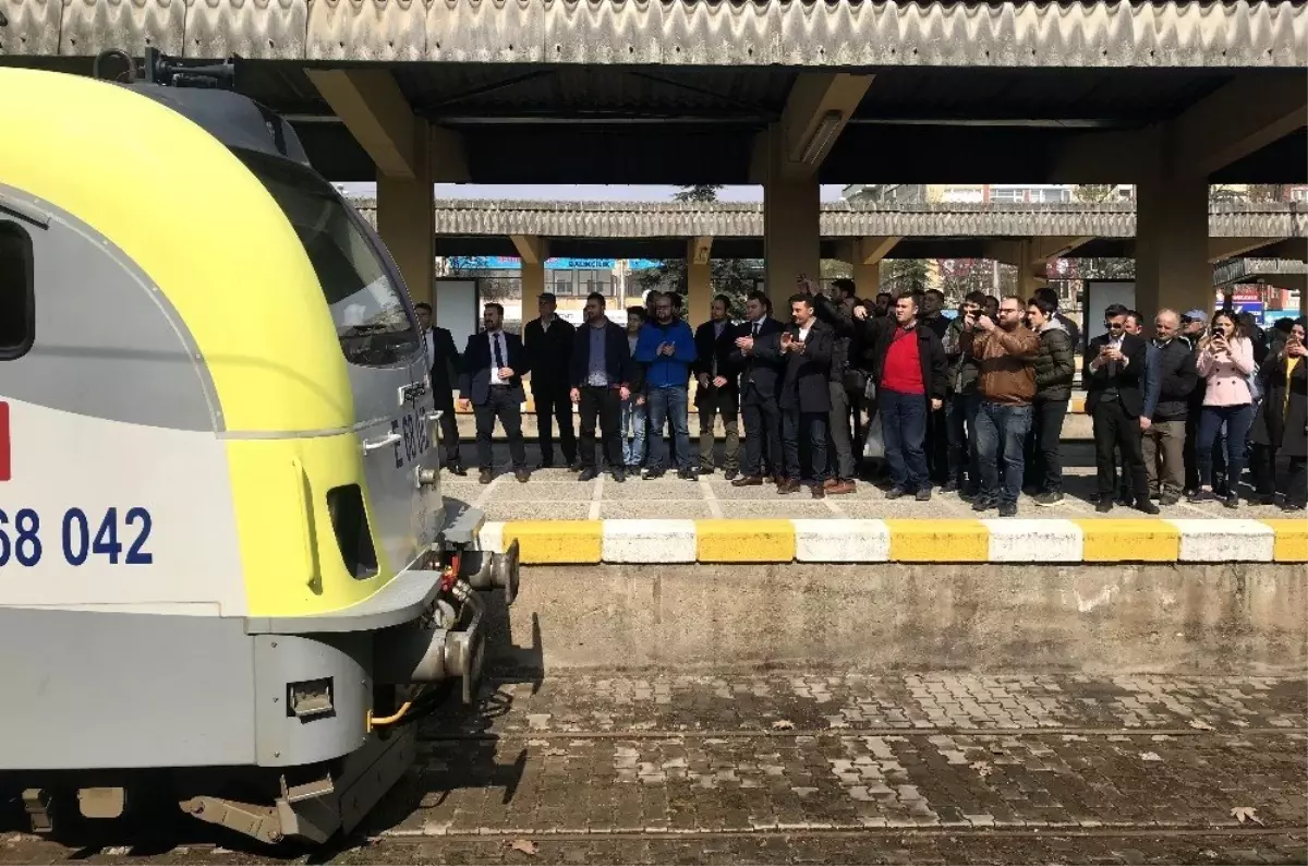 7 Yıl Sonra Yeniden Adapazarı Garı\'na Gelen Ada Treni Bayraklarla Karşılandı