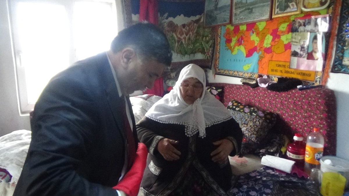 85 Yaşındaki Azime Akbulut\'un Bayrak İsteğine Belediye Başkanı Duyarsız Kalmadı