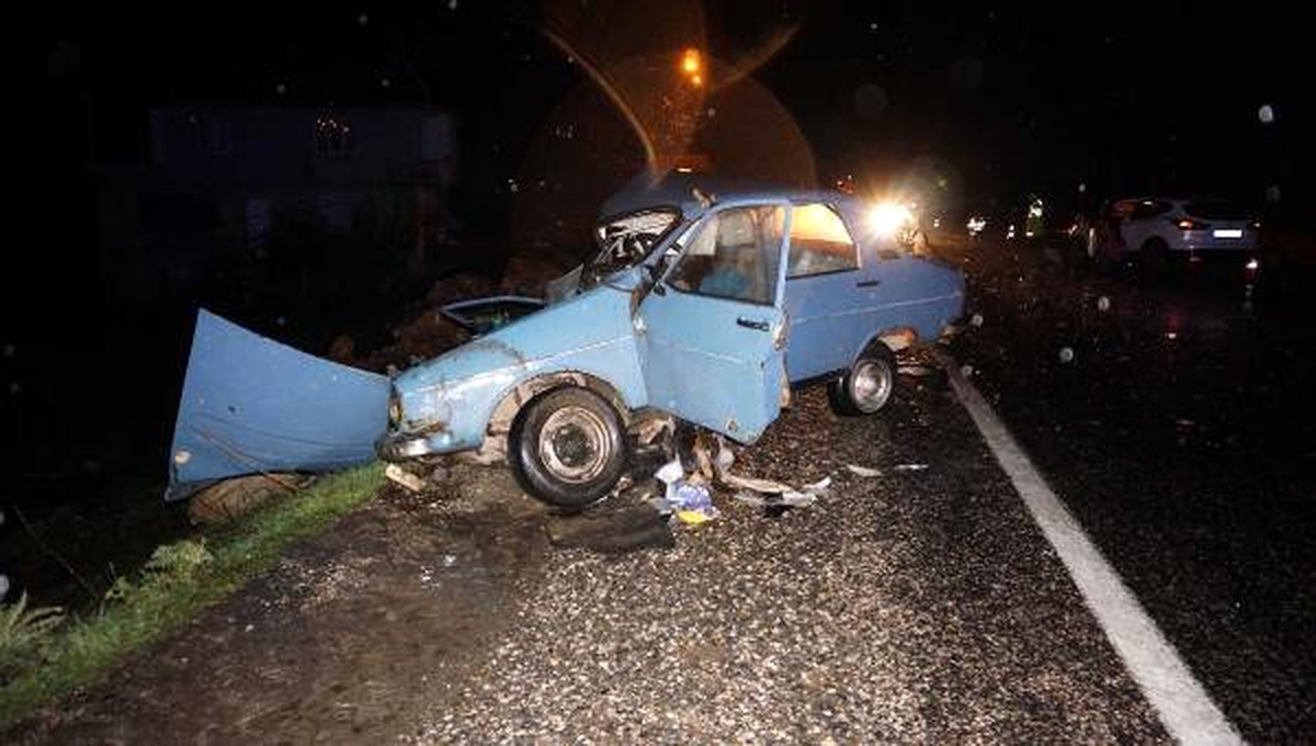 Adıyaman\'da İki Otomobil Kafa Kafaya Çarpıştı: 1 Ölü, 2 Yaralı