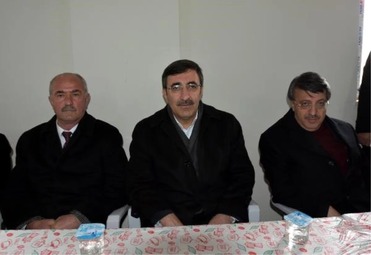 AK Parti\'li Yılmaz: Bunları Çılgın Bir Kişinin Eylemleri Olarak Göremeyiz (2)