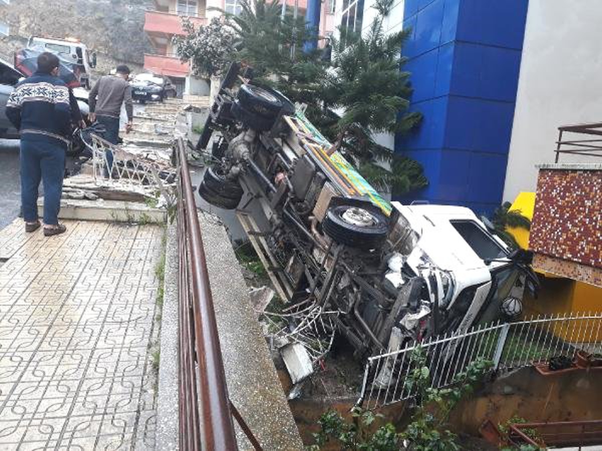 Akü Takviyesi Yapılırken Hareket Eden Tanker ile Kamyonun Arasında Kaldı