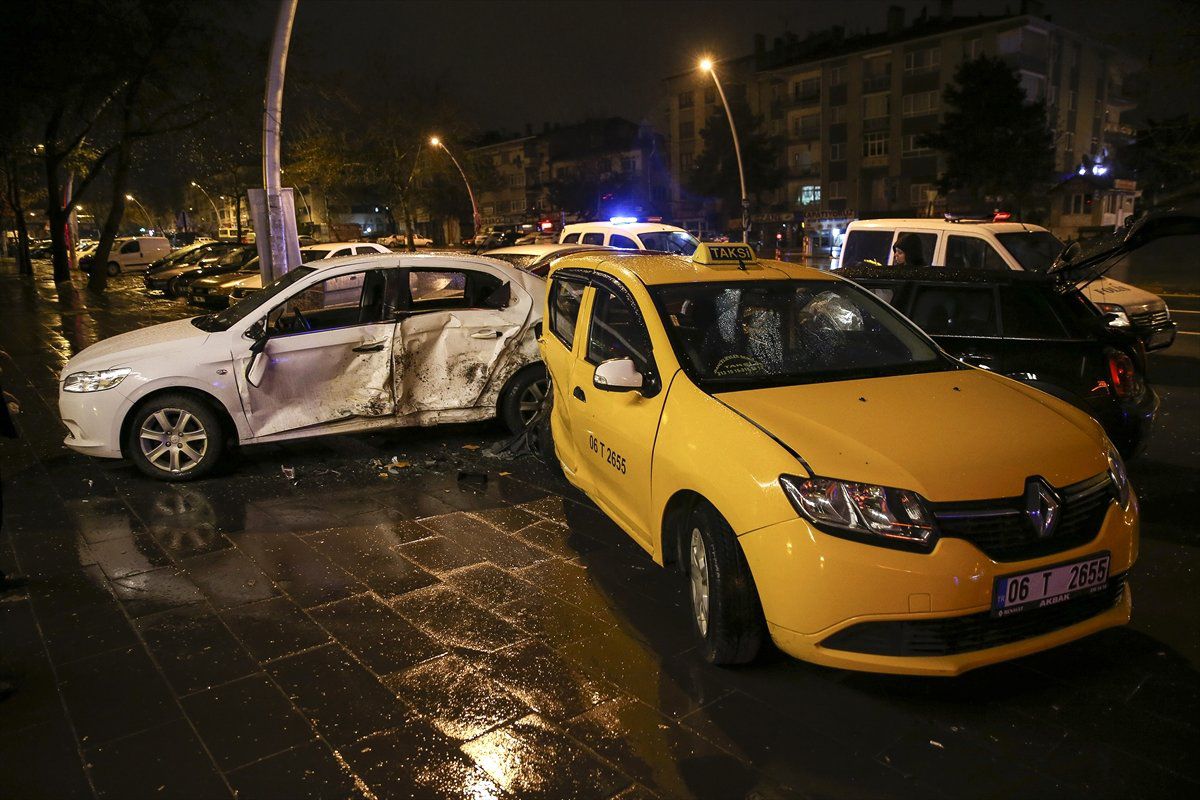 Alkollü Sürücü Park Halindeki Araçlara Çarptı