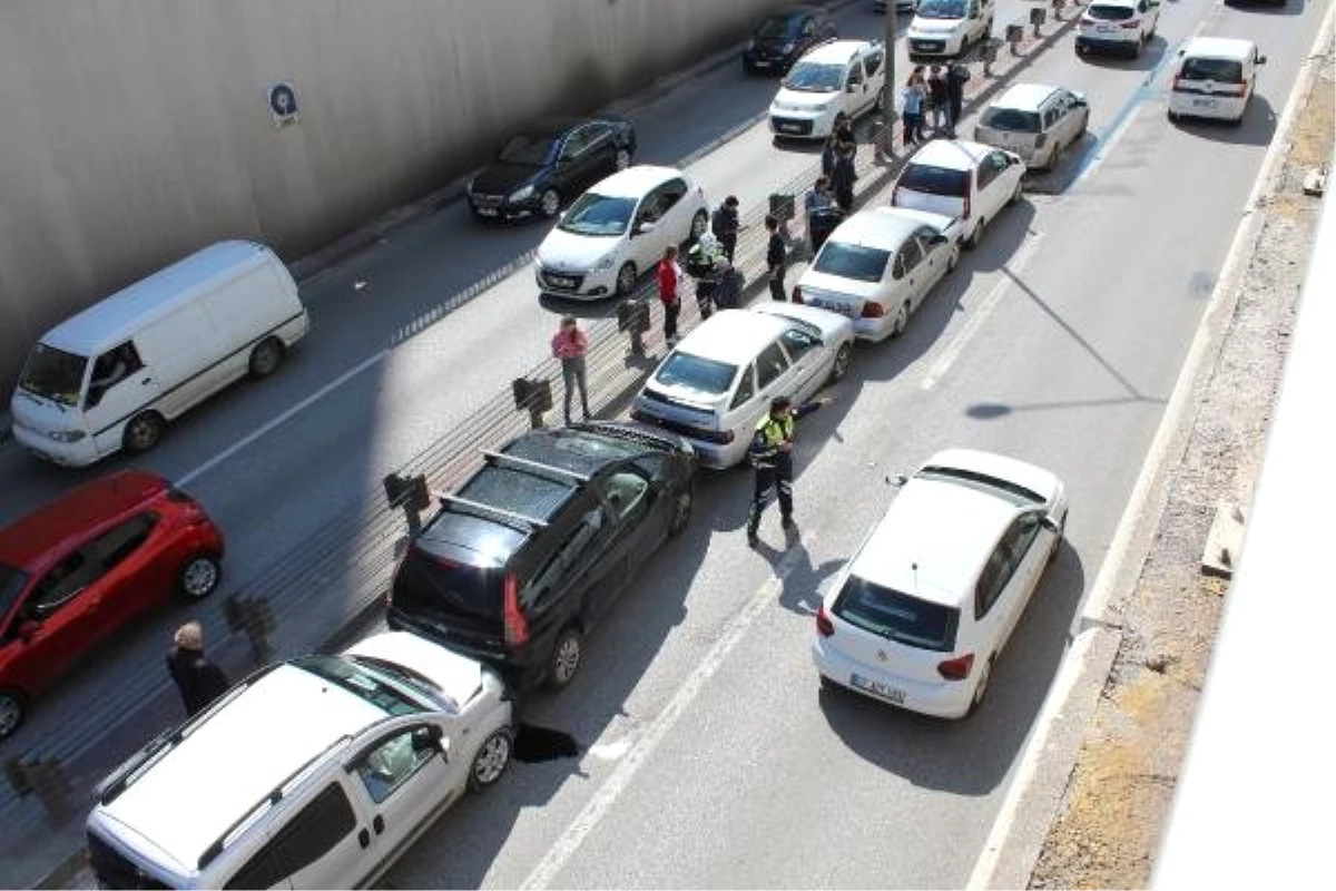 Antalya\'da 10 Araç Birbirine Girdi: 1 Yaralı