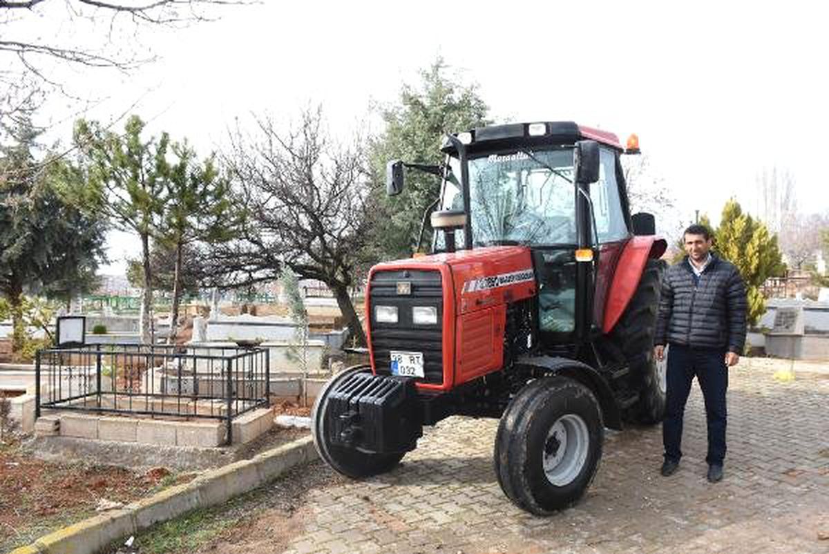 Babaannesinin Vasiyeti Üzerine Yeni Aldığı Traktörle Mezarına Gitti