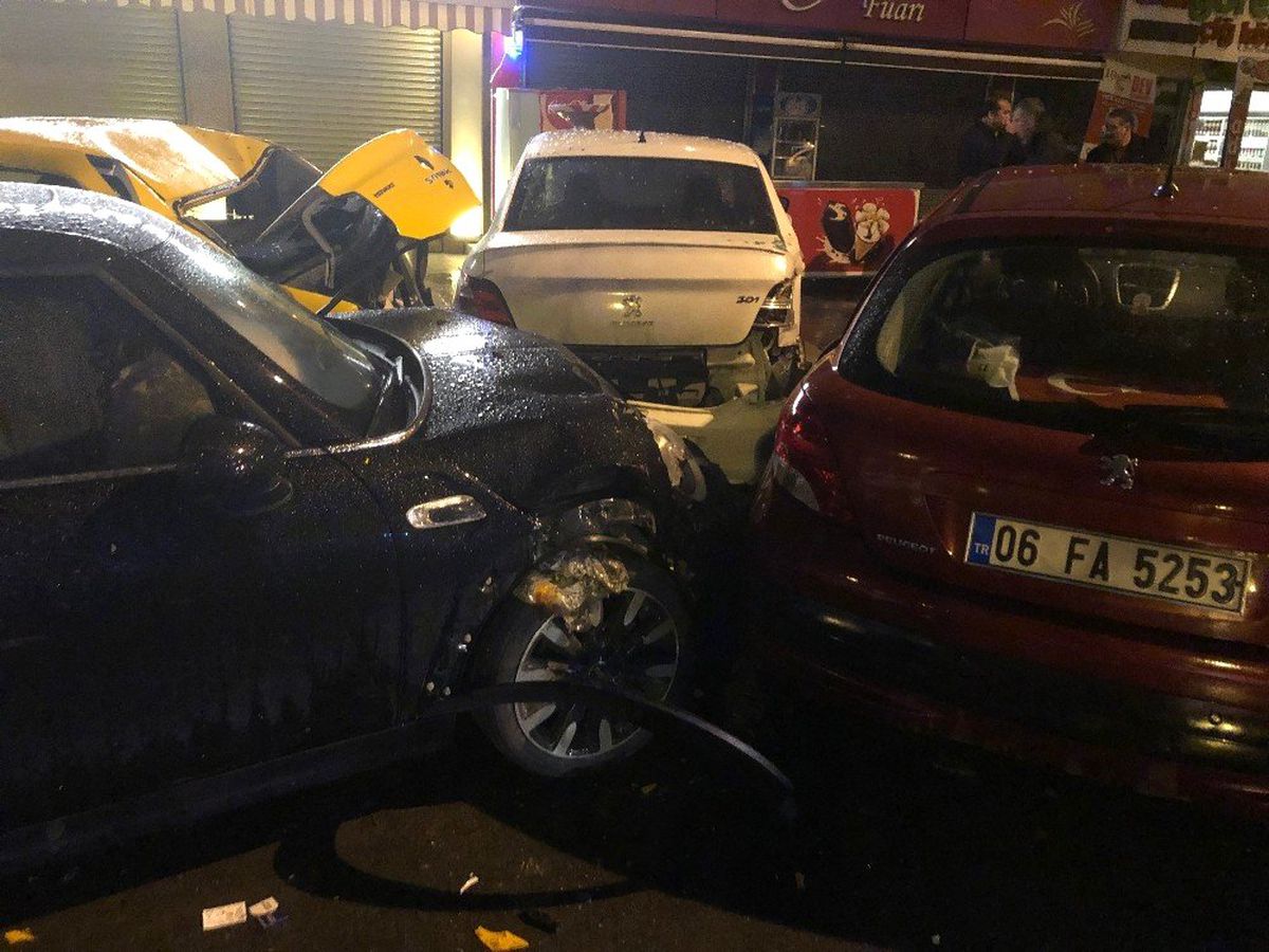 Başkent\'te Alkollü Sürücü 4 Araca Birden Çarptı