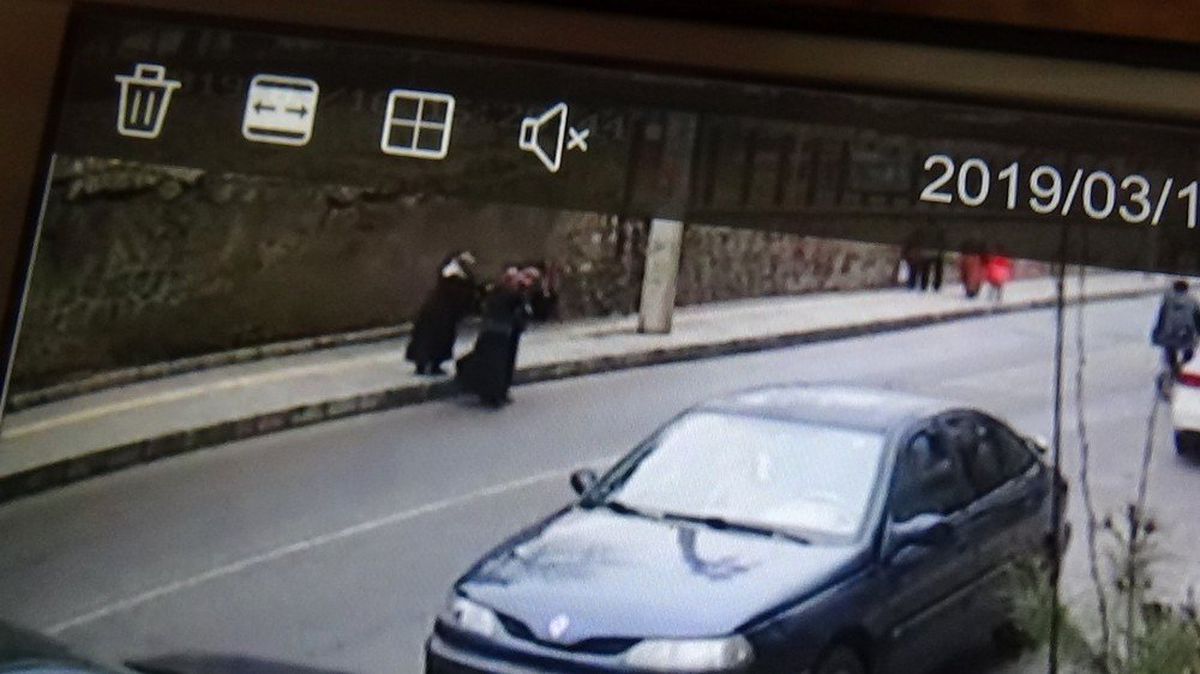 Diyarbakır\'da Bahçe Duvarı Çöktü, 3 Kadın Ölümden Kıl Payı Kurtuldu