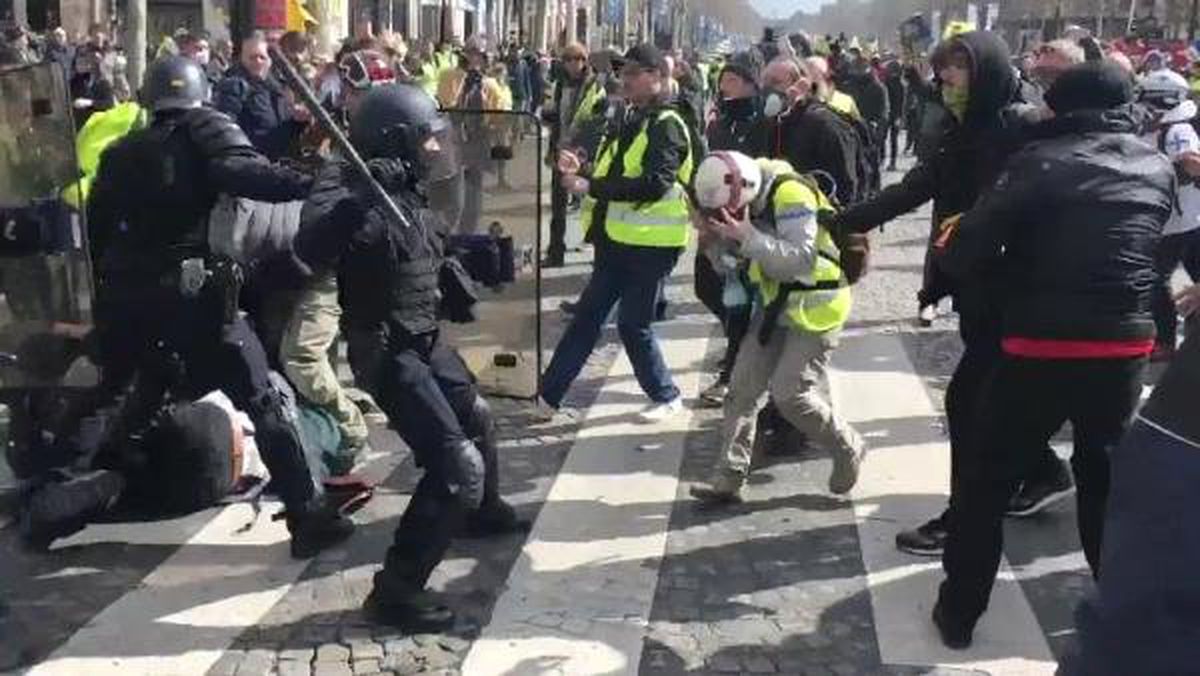 Fransız Polisi Eylem Alanını Ringe Çevirdi