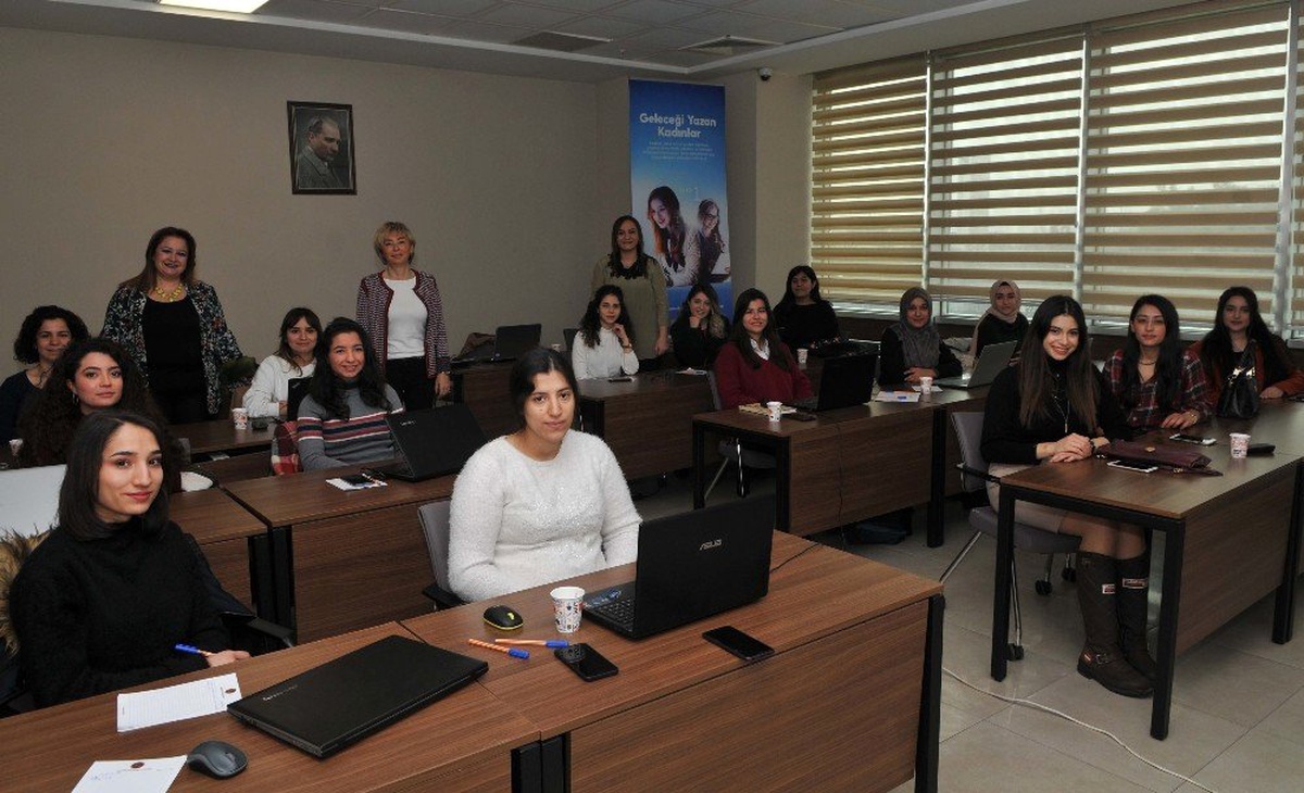 Gaziantep\'te "Geleceği Yazan Kadınlar" Projesi Başladı