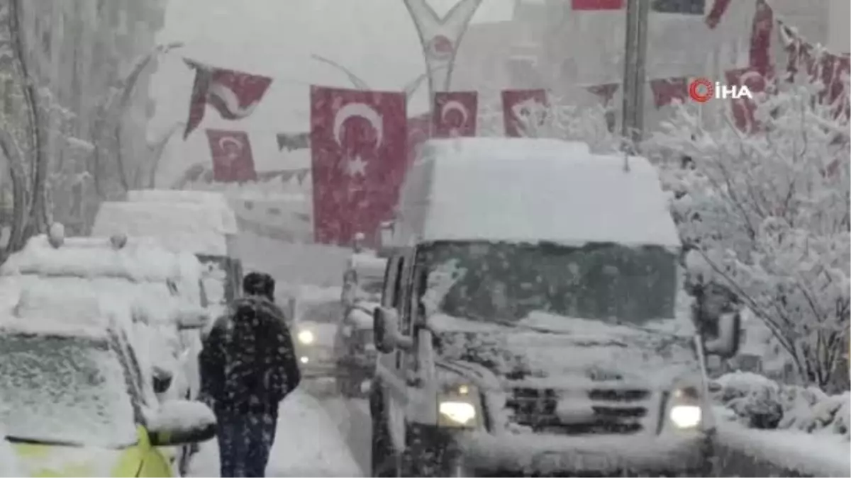 Hakkari\'ye Mart Ayında Kar Sürprizi...lapa Lapa Kar Yağdı, Kent Beyaza Büründü