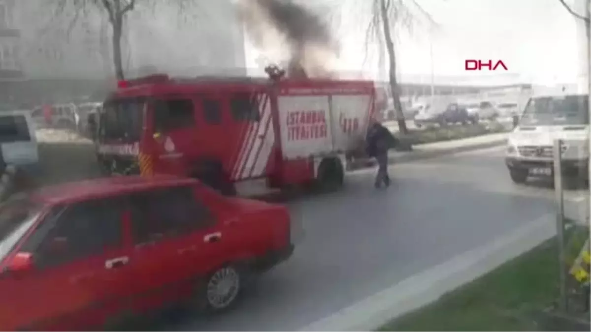 İstanbul Sultangazi\'de Park Halindeki Araç Alev Alev Yandı