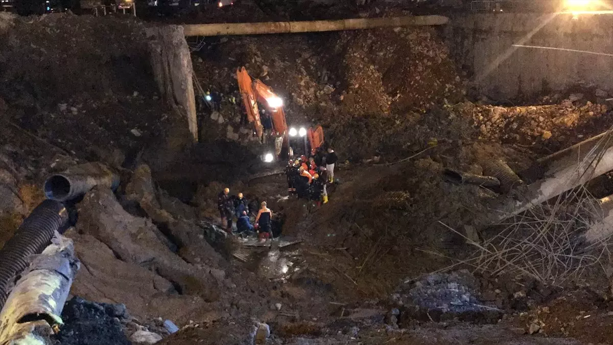 İzmir\'de Göçük Altında Kalan Diğer İşçinin de Cesedine Ulaşıldı