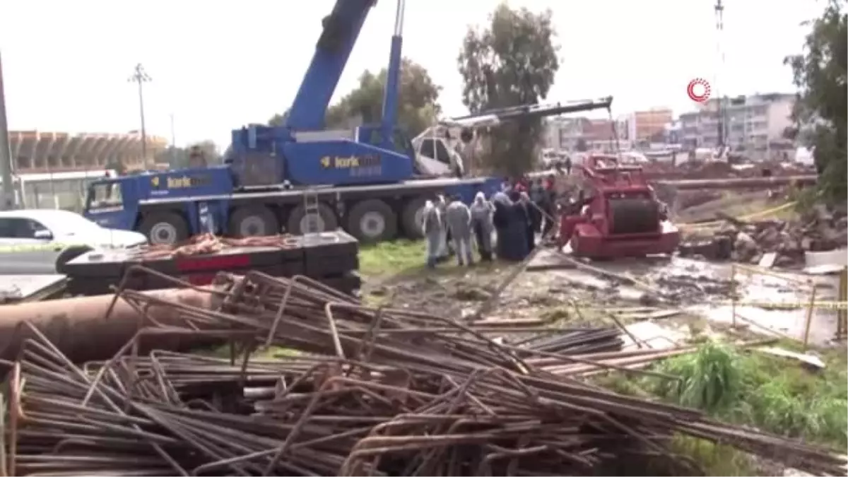 İzmir\'deki Göçük Faciasında Toprak Altında Kalan İşçilerden Cansız Bedenine Ulaşılan Bekçinin...