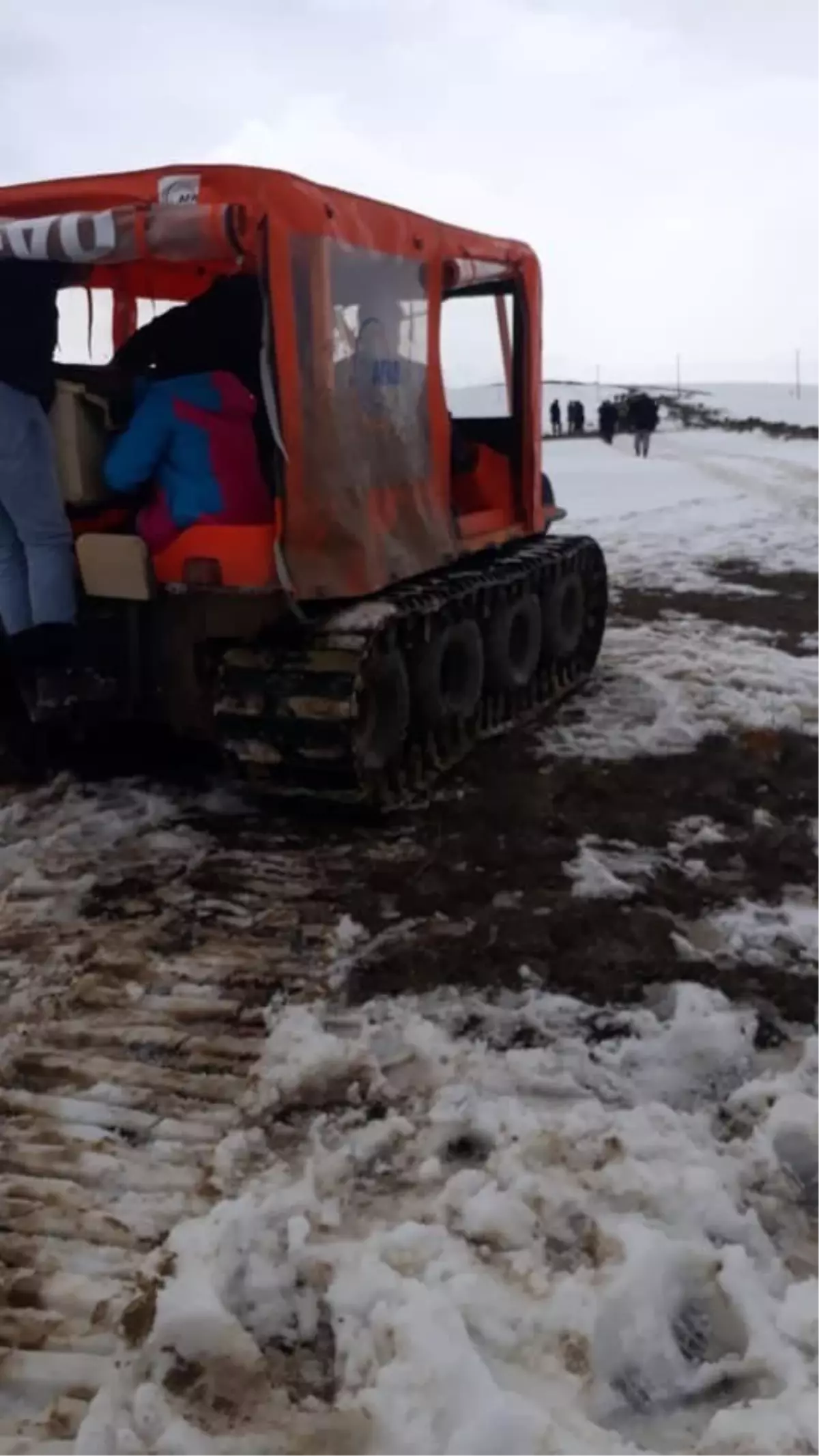 Kar ve Çamurla Kaplı Yolda Cenaze Amfibik Aracıyla Mezarlığa Nakledildi