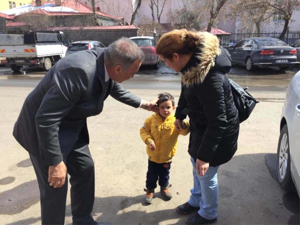 Kars\'ta DSP\'nin Belediye Başkan Adayı Alibeyoğlu, Yoğun İlgi Görüyor