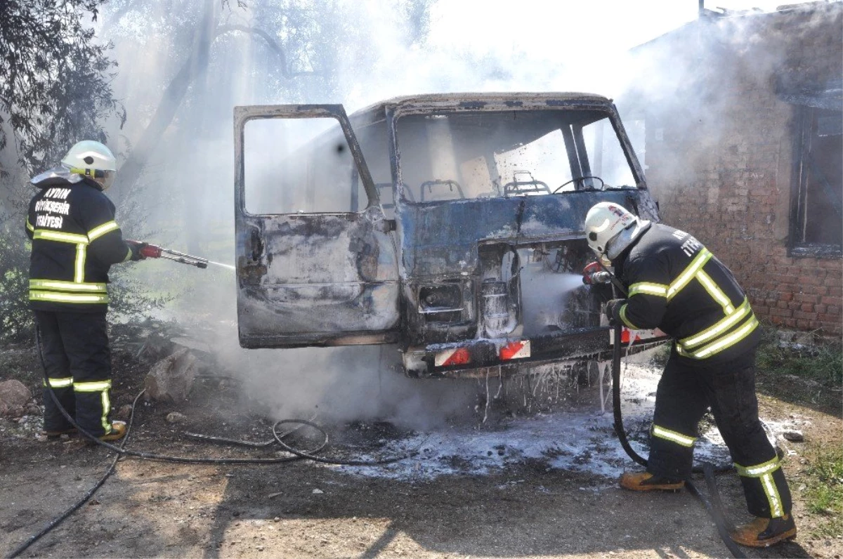 Kundaklanan Minibüste Başlayan Yangın Metruk Binaya Sıçradı