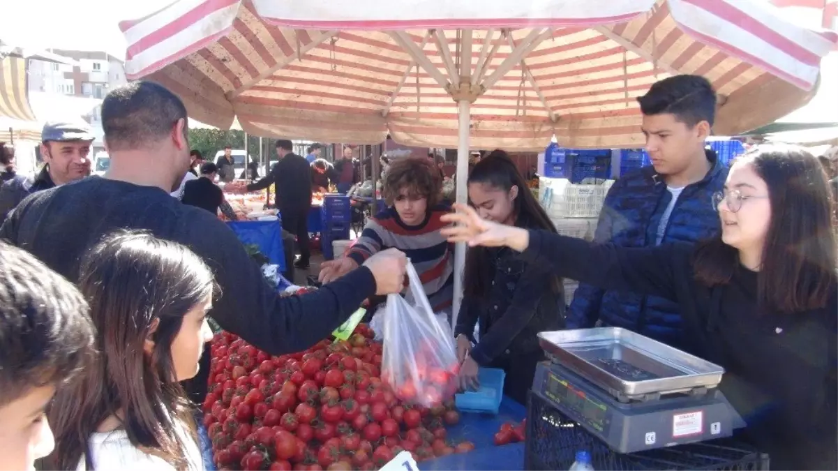 Liseliler, Otobüs Duraklarını Kütüphane Yapabilmek İçin Pazarda Tezgah Açtılar