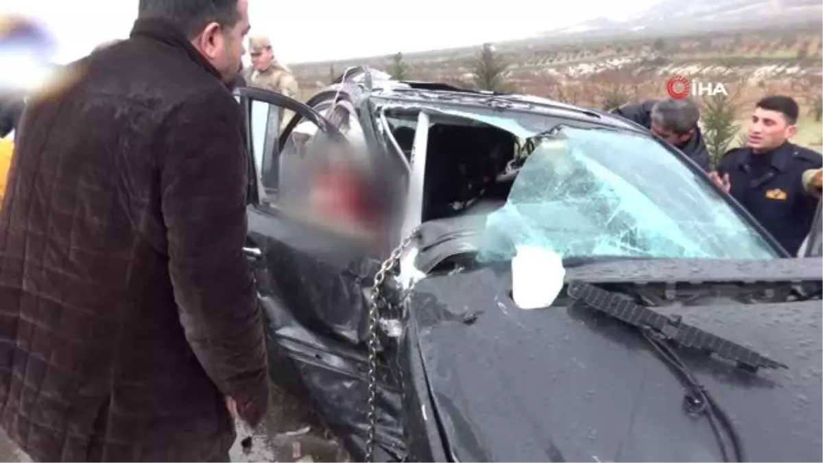 Lüks Otomobilde Can Pazarı...kaza Yaptıkları Araçtan Kurtarılmayı Böyle Bekledi