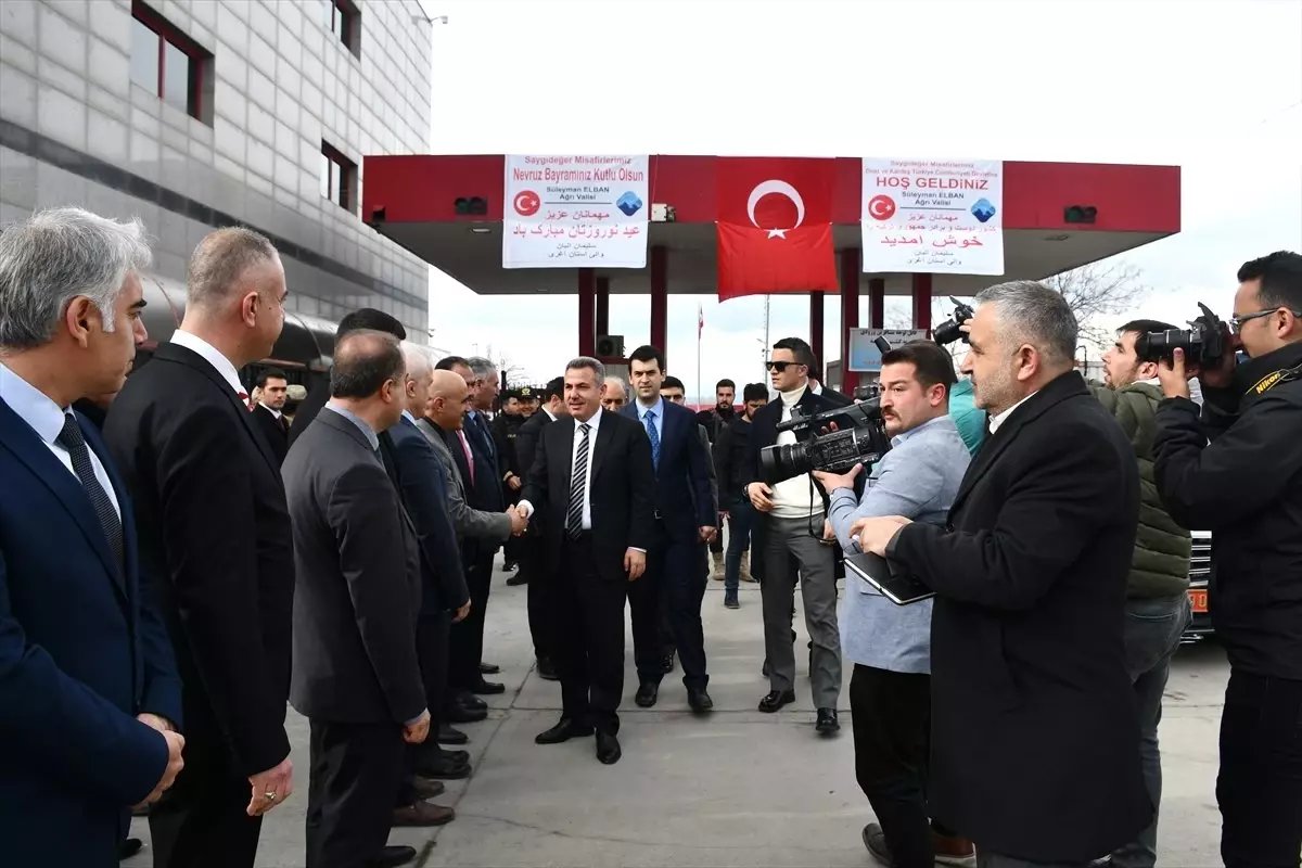 Nevruz Tatili İçin Gelen İranlılara Çiçekli Karşılama