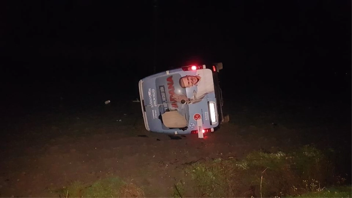 Osmaniye\'de MHP Seçim Minibüsü Kaza Yaptı 2 Yaralı