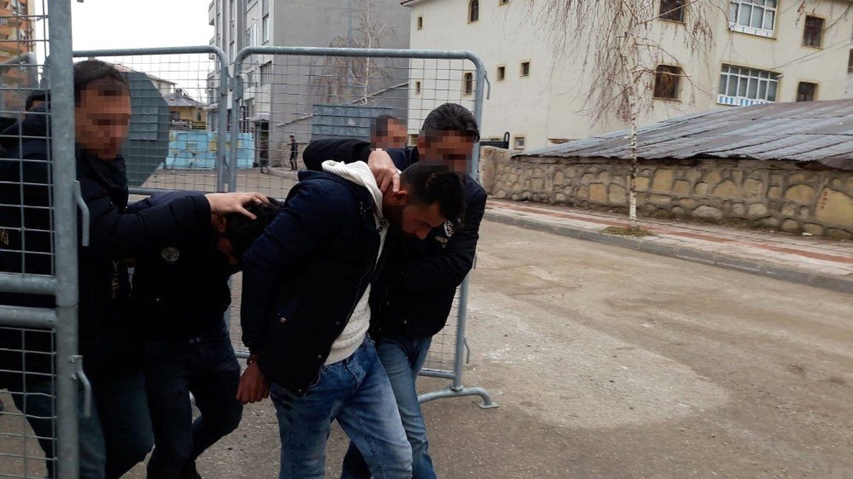 Sosyal Medya Üzerinden Tanıştığı Kadın ve Yakınları Tarafından Gasp Edildi