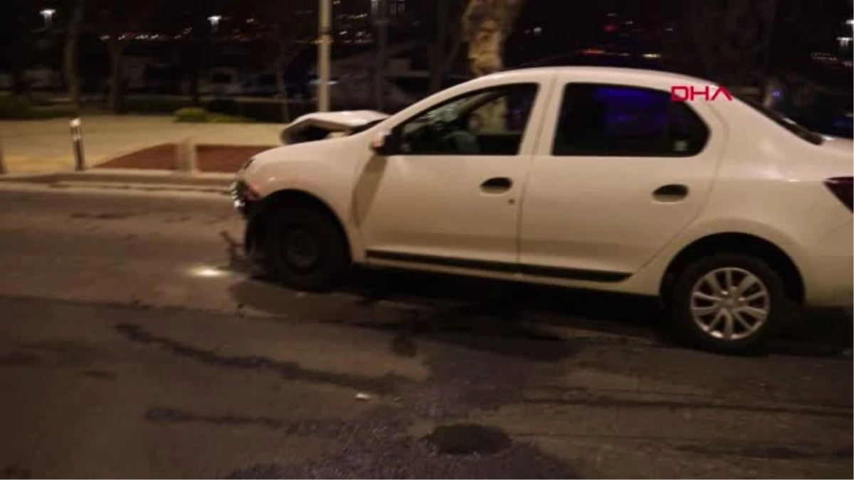 Üsküdar\'da Motosiklet ile Otomobil Kafa Kafaya Çarpıştı: 2 Ağır Yaralı