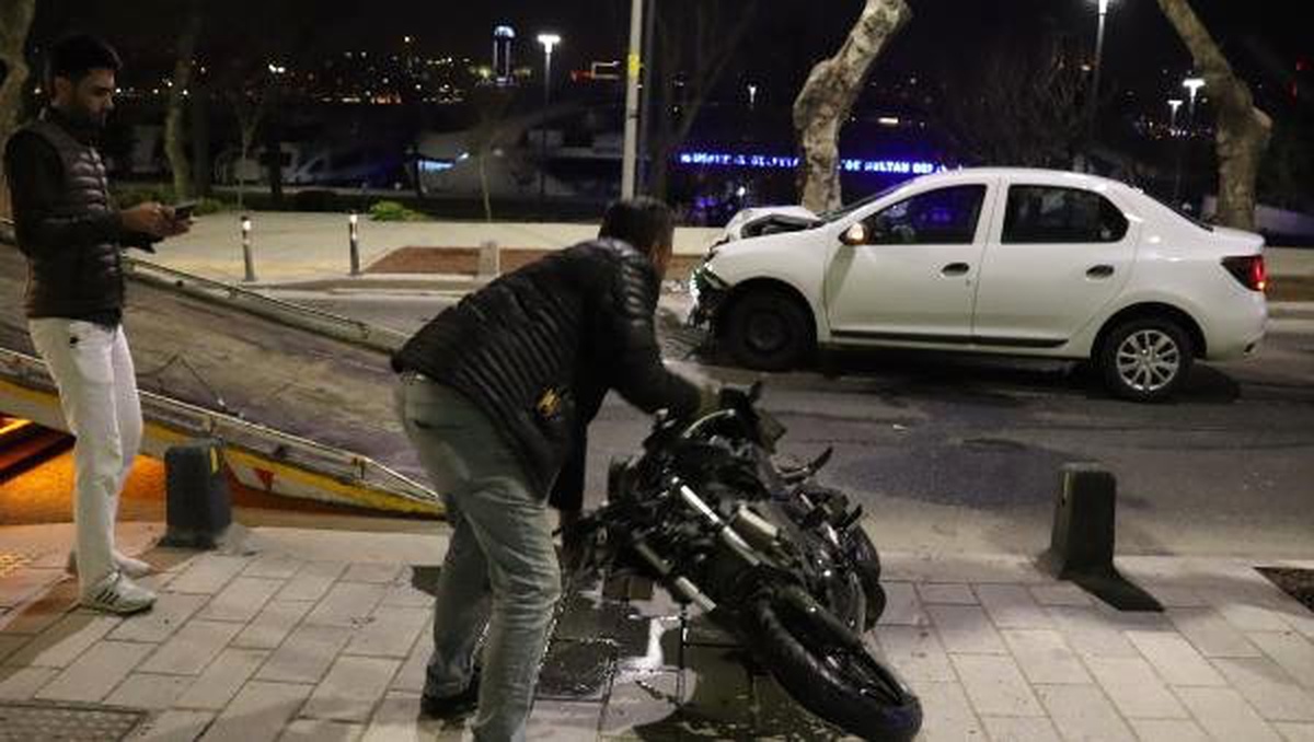 Üsküdar\'da Motosiklet ile Otomobil Kafa Kafaya Çarpıştı: 2 Ağır Yaralı