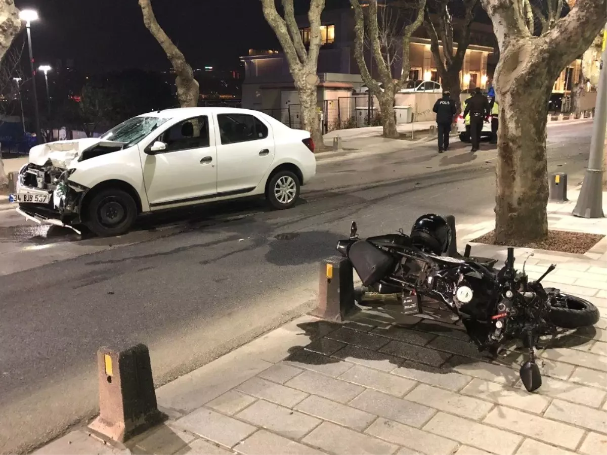 Üsküdar\'da Otomobil ile Motosiklet Kafa Kafaya Çarpıştı: 2 Yaralı