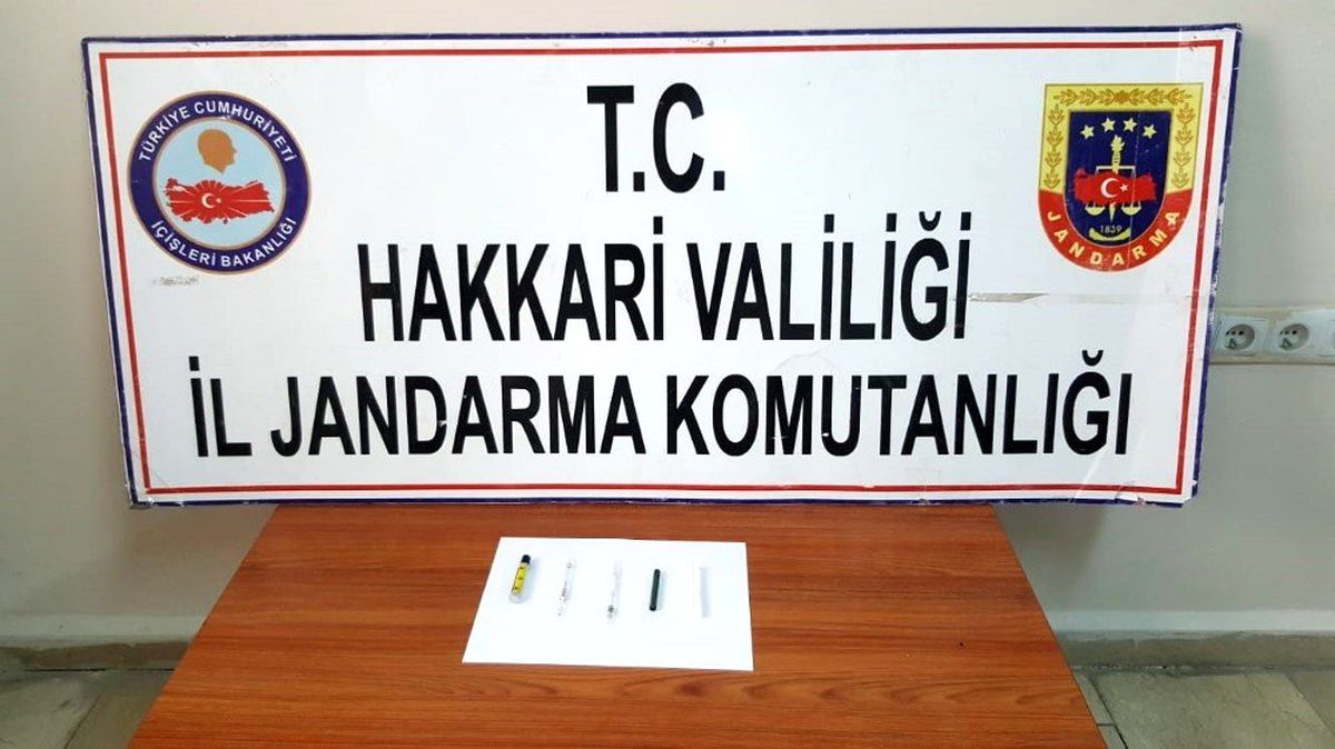 Yükeskova\'da 2 Tüp İçerisinde Yılan Zehiri Kimyasal Madde Ele Geçirildi