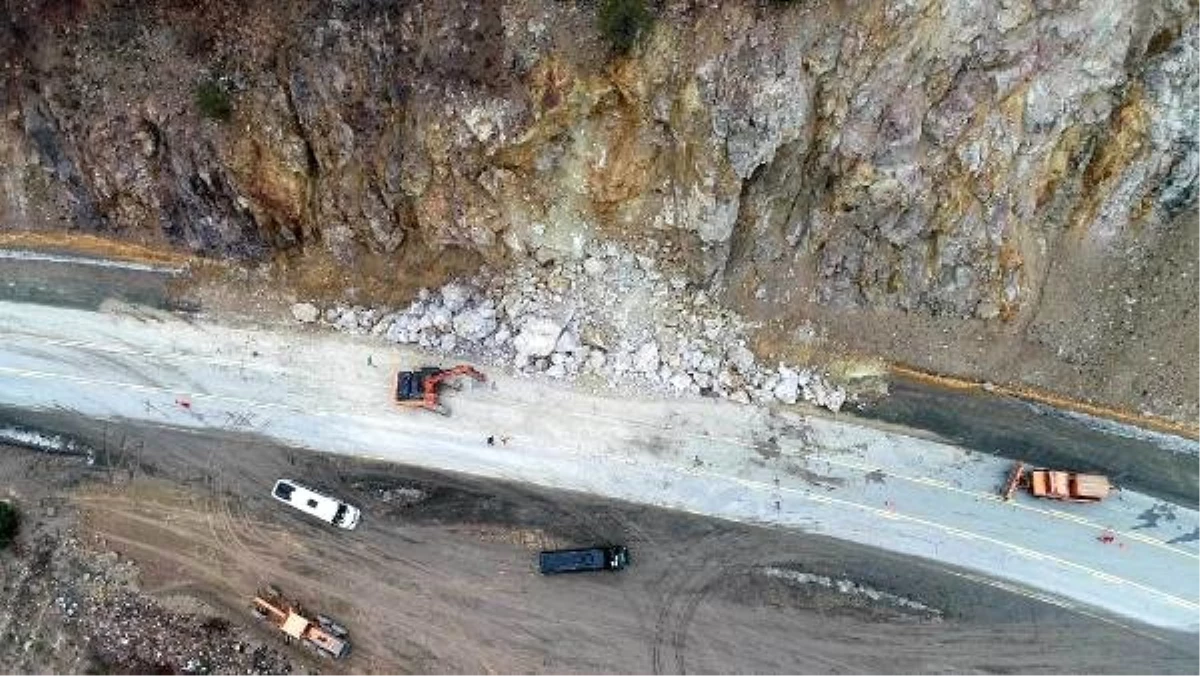 Zigana Geçidi\'ne Düşen Kaya Parçaları Kazaya Yol Açtı; Sürücüler Önlem İstedi