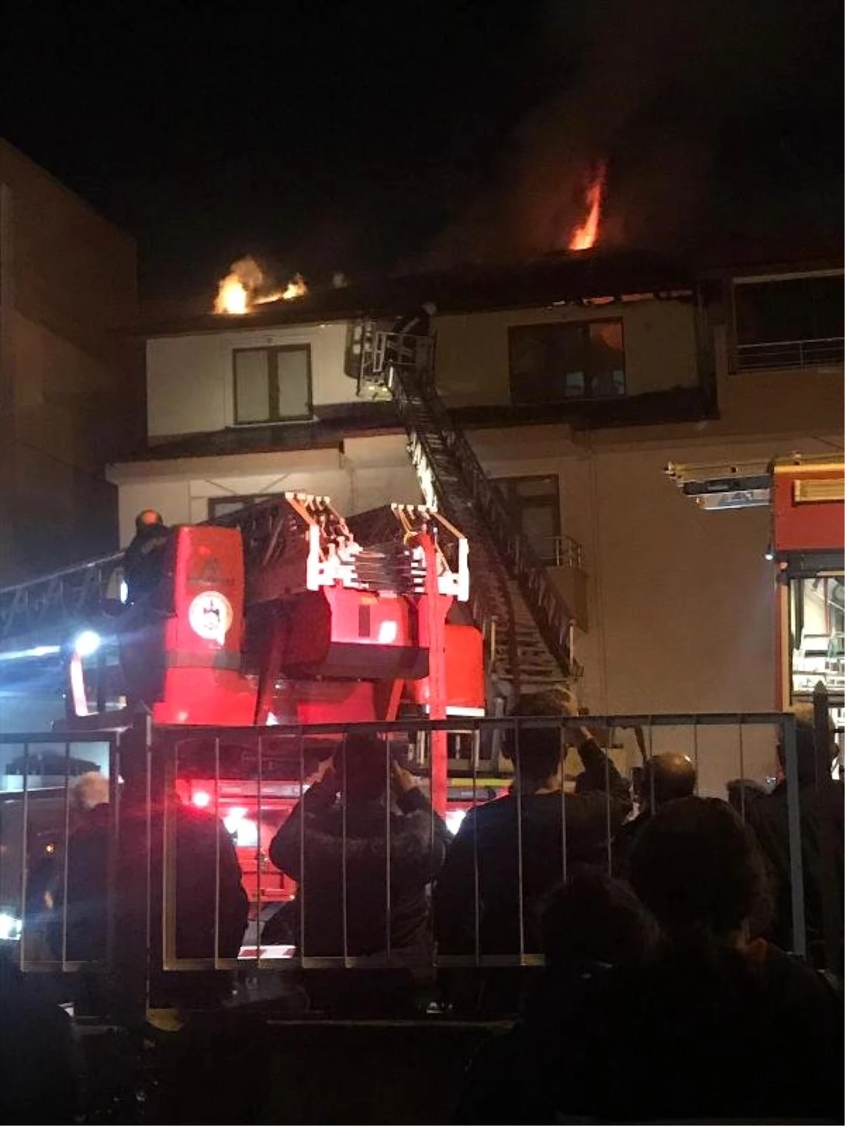 4 Katlı Binanın Çatısında Çıkan Yangın Korkuttu