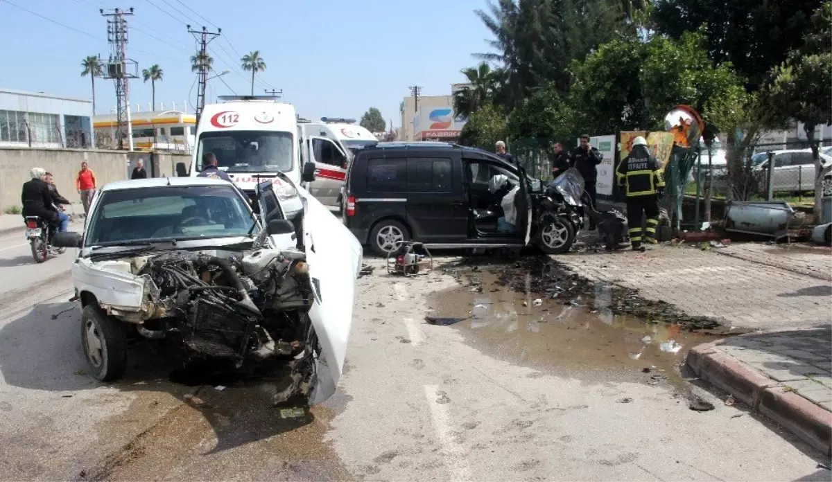 Adana\'da Otomobil ile Hafif Ticari Araç Kafa Kafaya Çarpıştı: 3 Yaralı