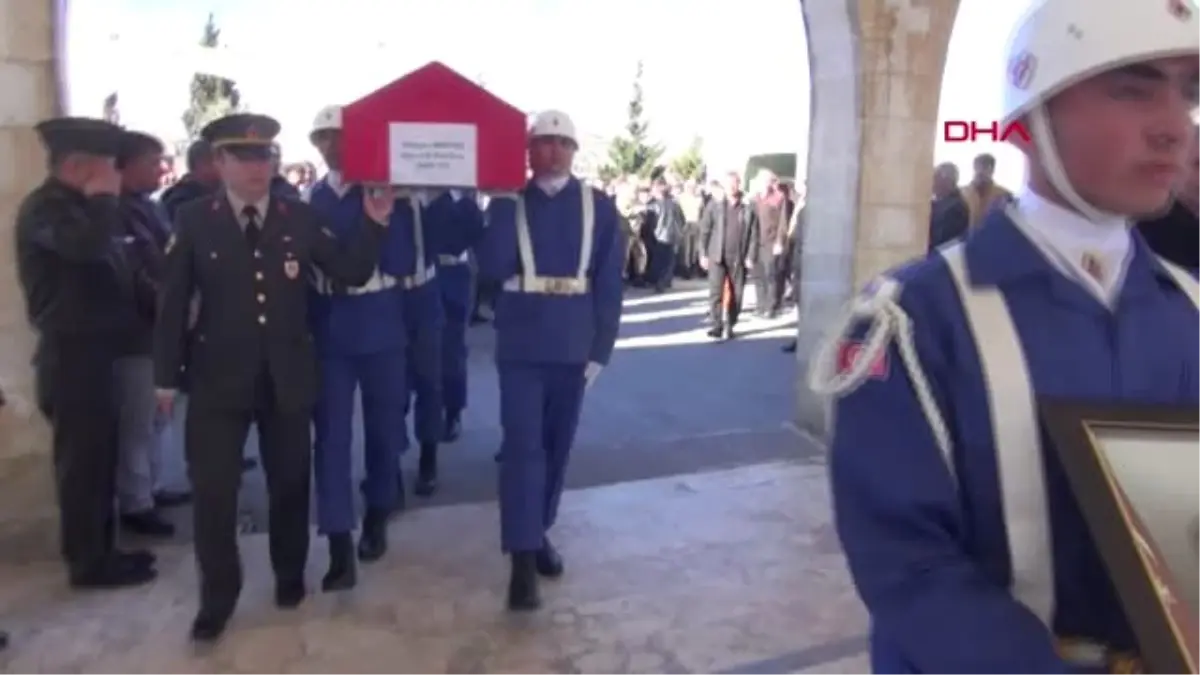 Adıyaman Jandarma Lojmanında Ölü Bulunan Uzman Çavuş, Eşi ve Oğlu Yan Yana Toprağa Verildi