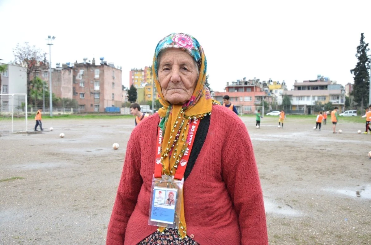 79 Yaşındaki Altın Nine\'nin Futbol Aşkı Herkesten Saygı Görüyor