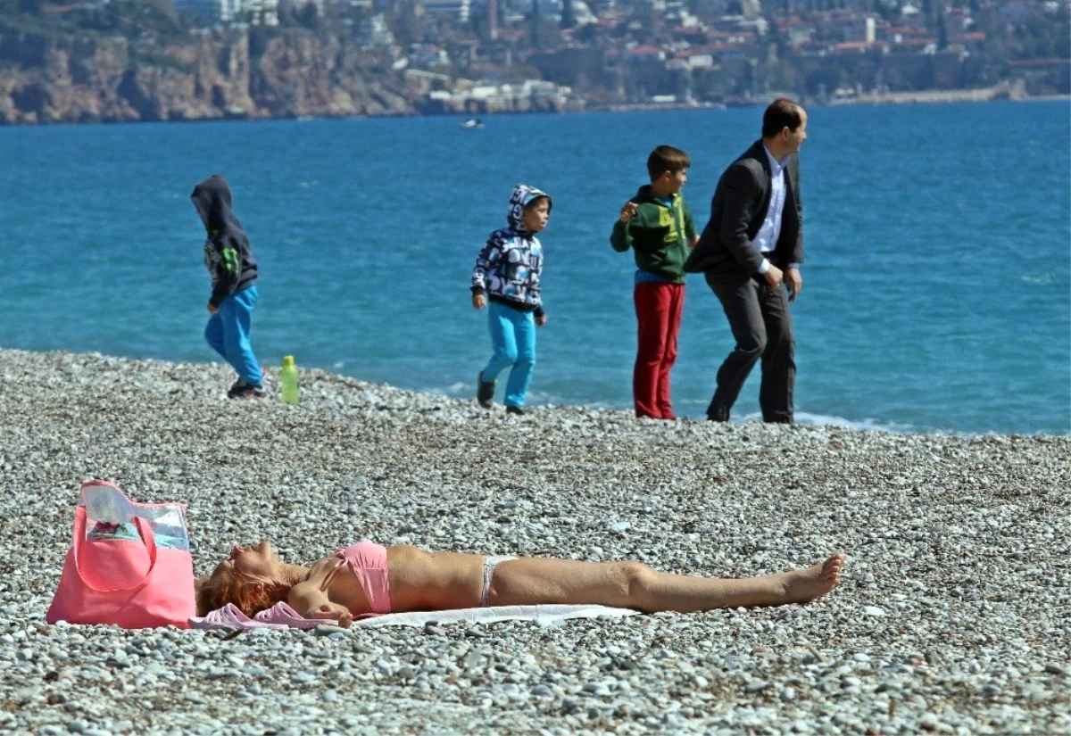 Antalya\'da Hafta Sonu Güneşi Gören Sahile Koştu