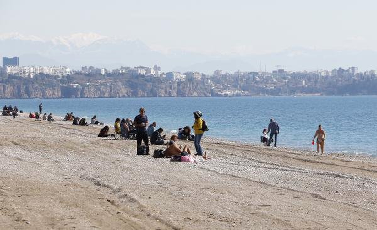 Antalya\'da Sahillerde Güneşli Hava Yoğunluğu