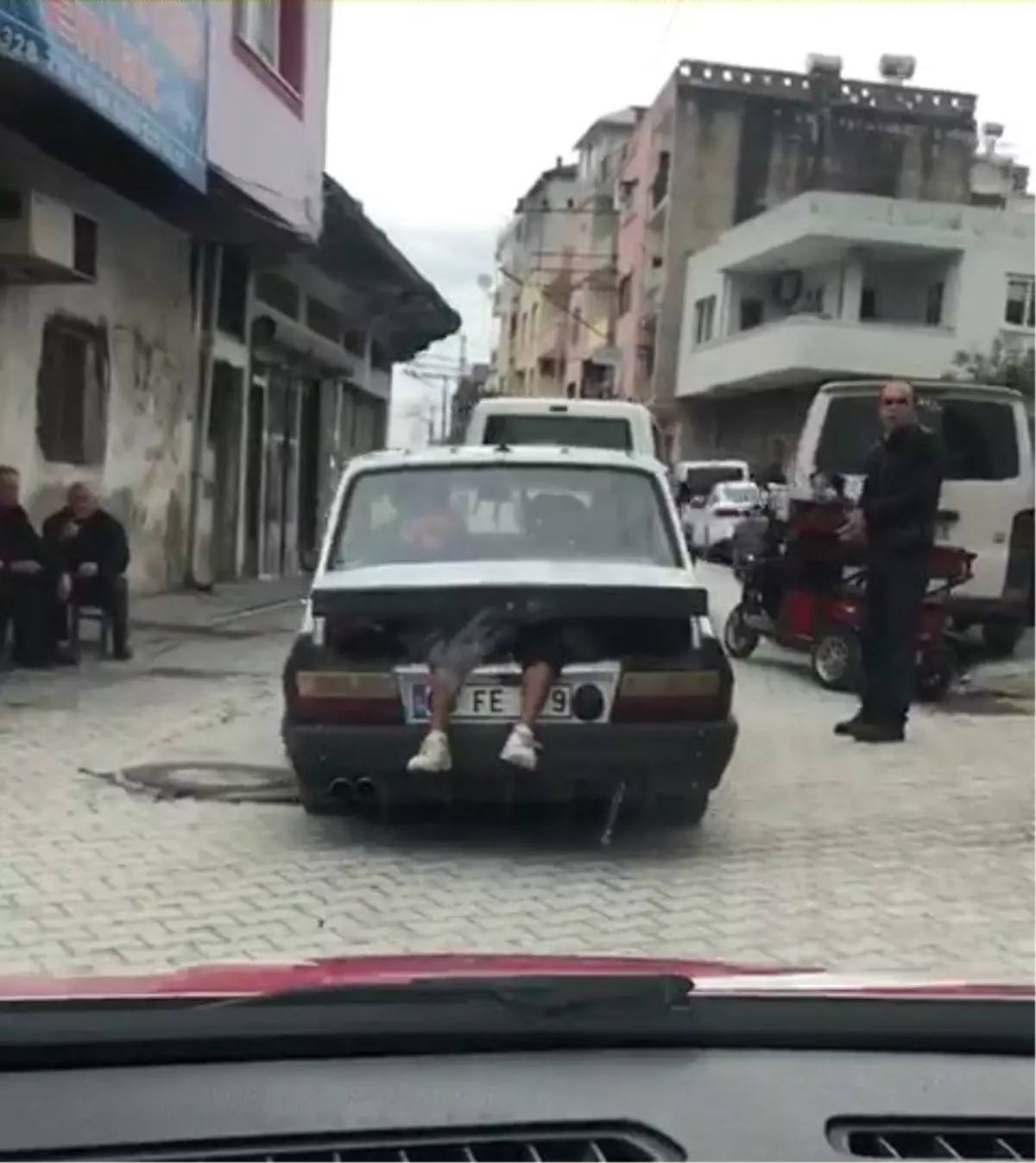 Bagajdan Sarkan Bir Çift Bacak Görenleri Şaşırdı