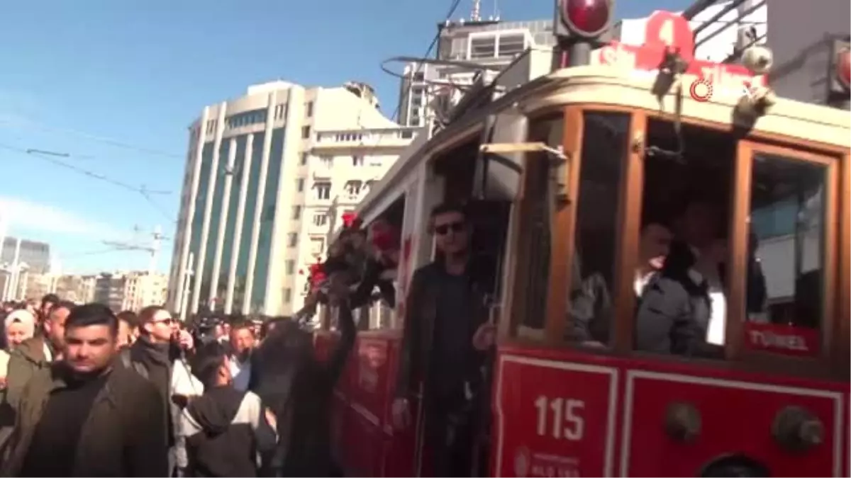 Binali Yıldırım İstiklal Caddesi\'nde Tramvayla Karanfil Dağıttı