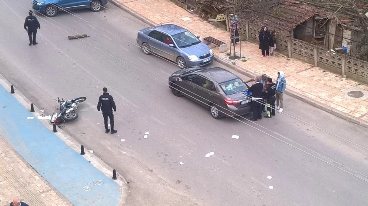 Çaycuma\'da Otomobil Motosiklete Çarptı; 1 Kişi Yaralı