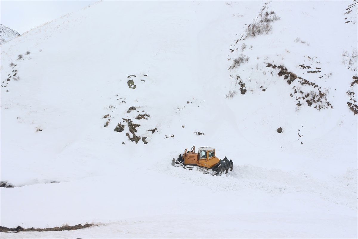 Çığdan Kapanan Yol 2 Günlük Çalışmayla Ulaşıma Açıldı